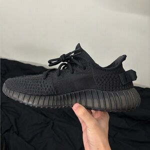ADIDAS YEEZY 350 V2 Boosts in ONYX